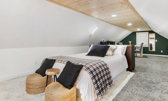 Moline Apartment | Charming Loft Studio near John Deere & Vibrant Arena!