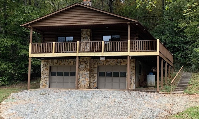 Andrews Cabin | Charming log cabin nestled in the beautiful Andrews, NC.