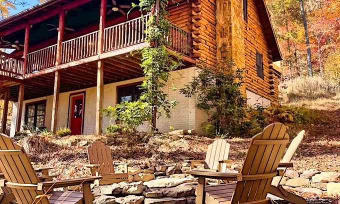 Sleepy Hollow Cabin | Charming log cabin by Berkeley Springs w/hot tub!