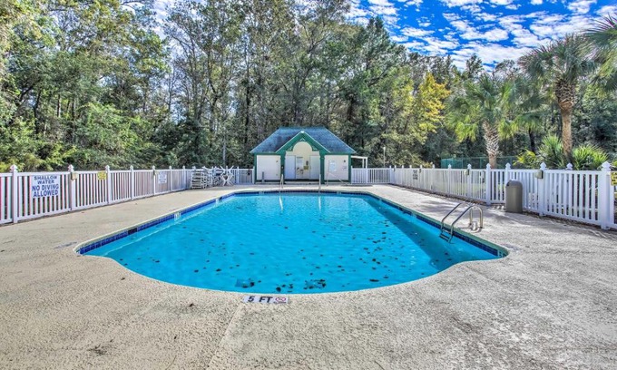 Longs Apartment | Charming Longs Condo about 30 Mi to Myrtle Beach!