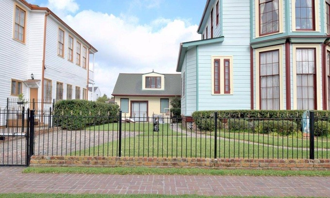 Faubourg Delassize House | Charming, Lower Garden District, Creole Cottage