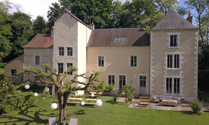 Raveau House | Charming manor house with pool and spa access
