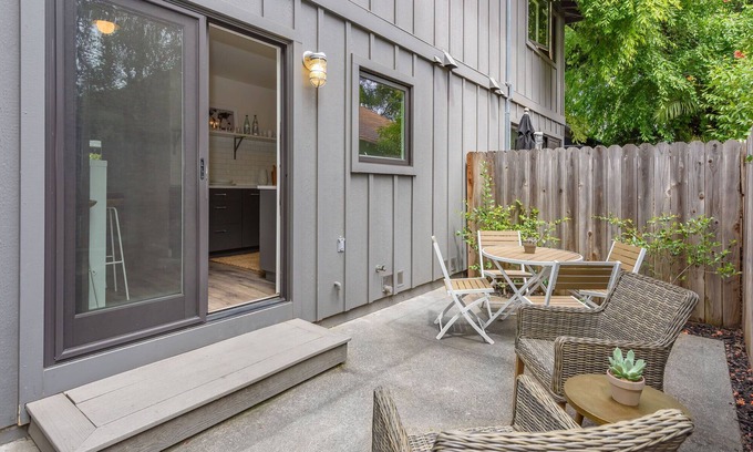 Healdsburg Cottage | Charming Matheson Modern Townhome 2 Blocks from Healdsburg Plaza