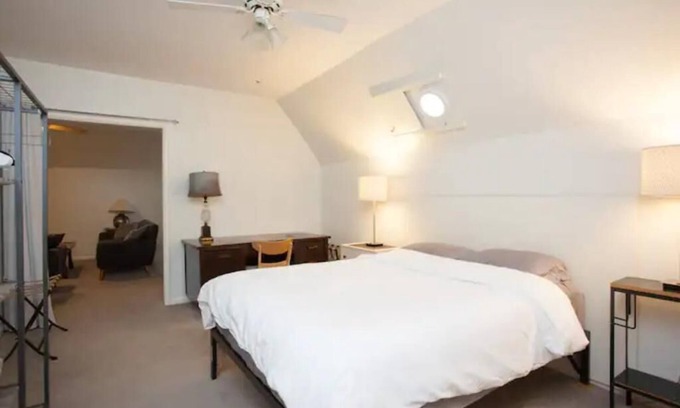 Vollintine-Evergreen Apartment | Charming Mid-Century Apartment in Midtown