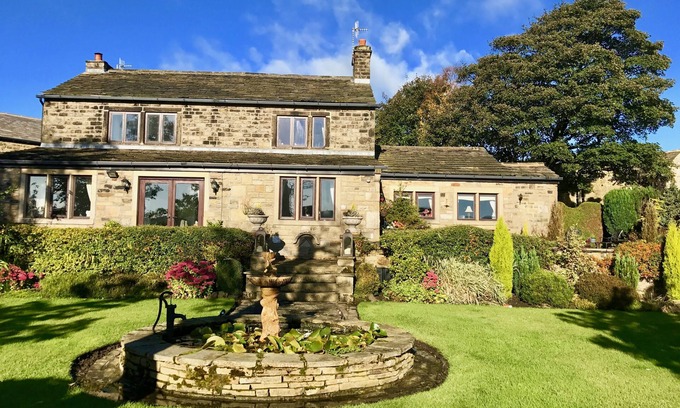 Ingrow House | Charming Modernized 16Th Century Farm House with stunning garden & views