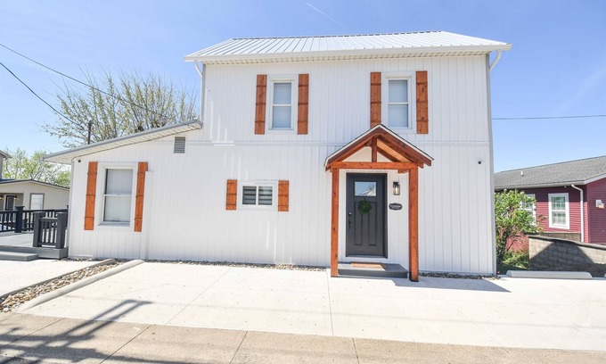 Walnut Creek House | Charming Modern Amish Home, Walk To Local Food + Family Friendly, Main Floor Bed