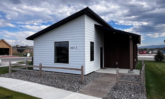 Ranchester House | Charming Modern Cabin - Minutes from the Mountains!