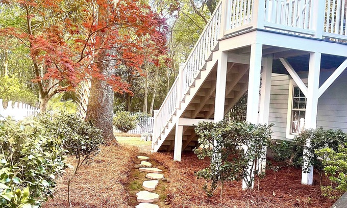 Charleston Apartment | Charming modern studio retreat nestled among trees in beautiful Daniel Island.