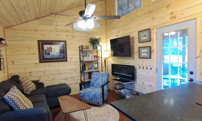 Gallant Cottage | Charming NEW 2 BR Cottage, WiFi & Pet Friendly in Convenient Steele