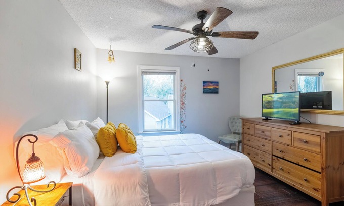 Annapolis House | Charming Pet-Friendly Stay - Near Bay & Beaches.