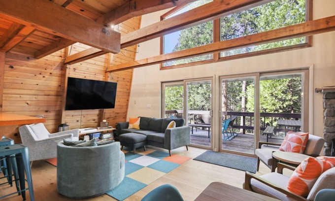 Strawberry Cabin | Charming Pinecrest Cabin w/Private Deck