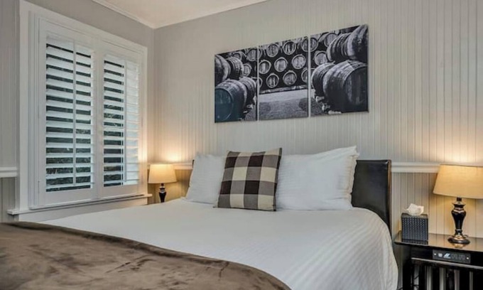 Calistoga Hotel | Charming Queen Room near Downtown Calistoga.