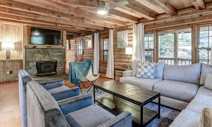 Royal Pines House | Charming Renovated Cabin with Fireplace