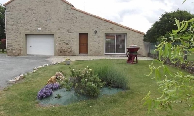 La Garnache Cottage | Charming Renovated Barn, Spacious Garden, and Ping-Pong Table in La Garnache