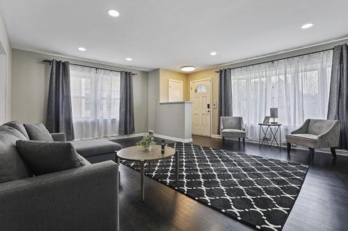 Des Plaines House | Charming Retreat in the Heart of Des Plaines residence