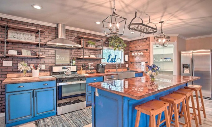 Walterboro - St. George House | Charming Retreat on 20 Acres with Private Lake!