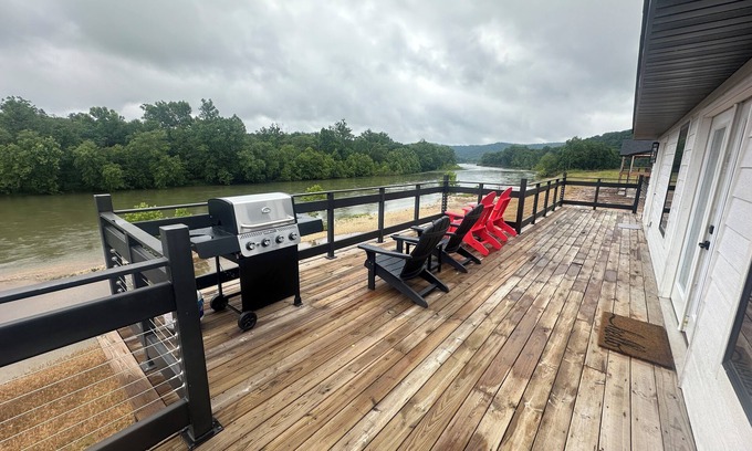 Van Buren House | Charming RIVER FRONT 3-bedroom home Van Buren on Current River. brand new!