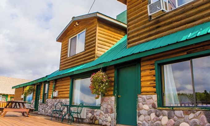 Last Chance Cabin | Charming Riverfront Bungalow - Just steps away from the River Bank!