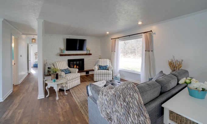 Norway House | Charming Riverfront Retreat in Monticello!