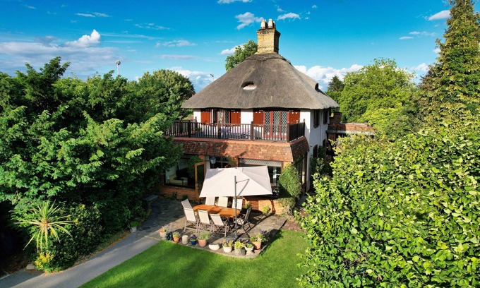 Wraysbury Cottage | Charming Riverside Cottage - Ideal for Families & Groups, Pool, Gardens & River