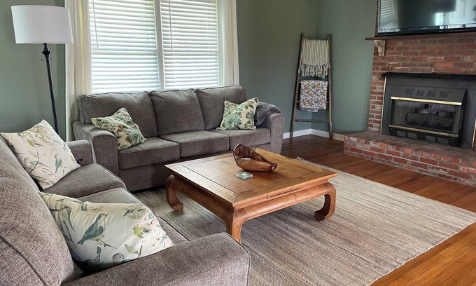 Starkville House | Charming Rustic Farmhouse on 7 acres less than 3 miles from MSU Campus