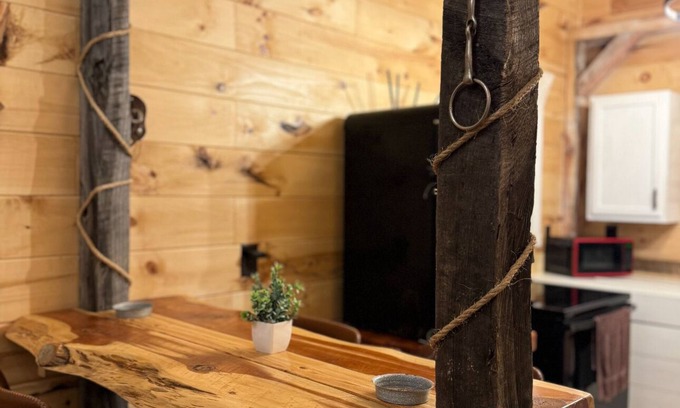 Riceville Cabin | Charming rustic modern 2-bedroom cabin farm stay, privacy & close to town!