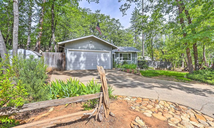 Lakehead-Lakeshore Cottage | Charming Shasta Lake Retreat: Boat, Hike & Fish!