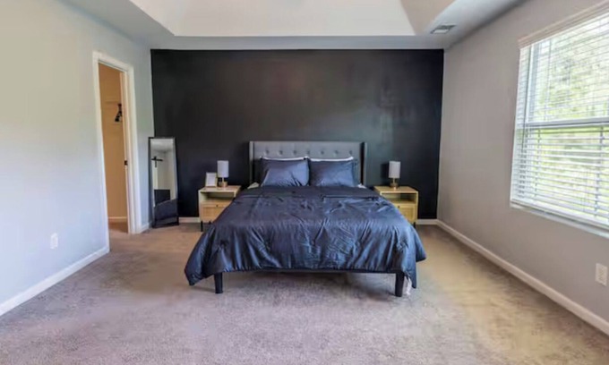 Huntcliff House | Charming Spacious 4-Bedroom Home, Fenced Backyard In Quiet Columbia Neighborhood