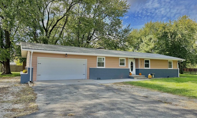 Shelbyville House | Charming Spacious Get Away