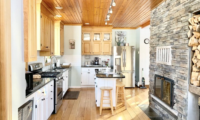 Maplewood House | CHARMING & SPACIOUS retreat near shopping, restaurants & downtown St Paul.
