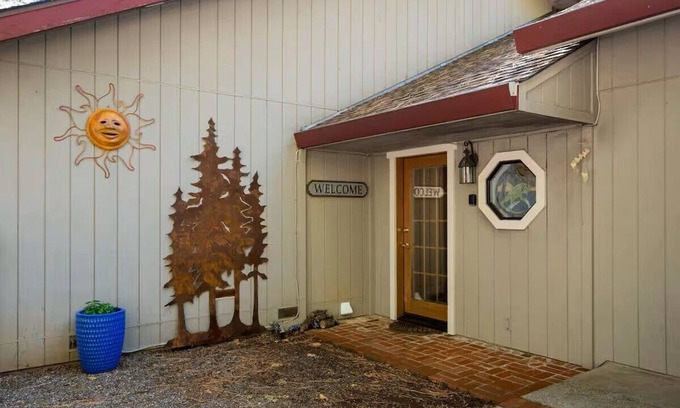 Grizzly Flats Apartment | Charming studio in quaint Grizzly Flats with WiFi, AC, pool table, jetted tub.