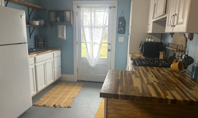 Ruth Apartment | Charming studio in the country with highspeed fiber WiFi. Great location!