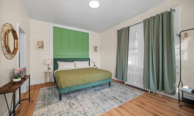 Pittsburgh Apartment | Charming Studio w/Sun Room sleeps 4