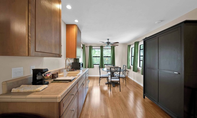 O'Brien Bed & Breakfast | Charming studio with private balcony and jet tub!