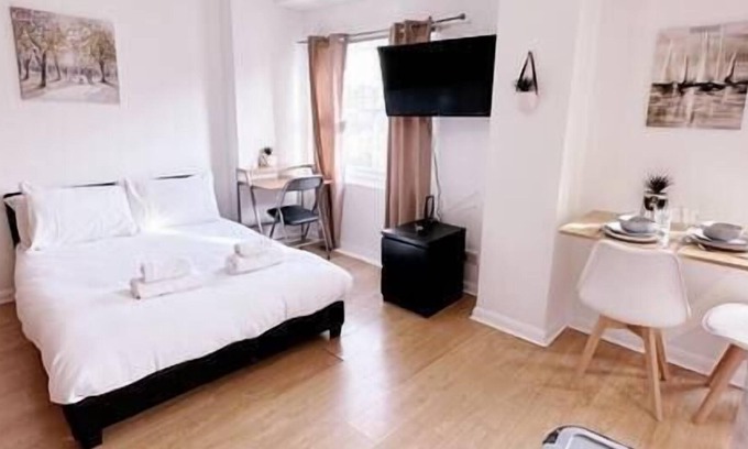 Chelsea Riverside Apartment | Charming Studio with Private Balcony in the Heart of Chelsea