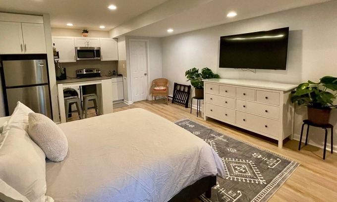 South Oakland Apartment | Charming studio with WiFi and AC in vibrant Pittsburgh