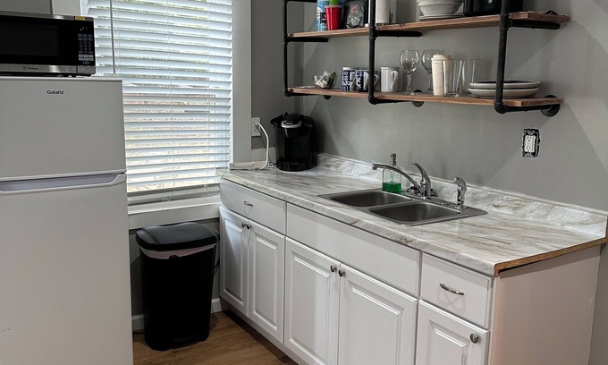 Commerce Apartment | Charming studio with WiFi and AC in terrific Downtown Commerce!