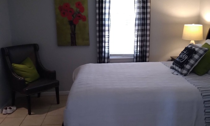 Mustang House | Charming Suburban log house in Mustang with 3bd/2bath great patios. Close to FAA