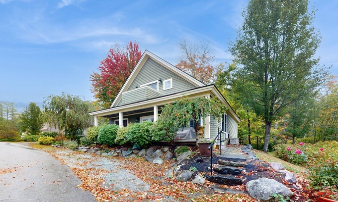 Edgecomb Apartment | Charming Suite with Scenic Balcony Views and Cozy Comforts