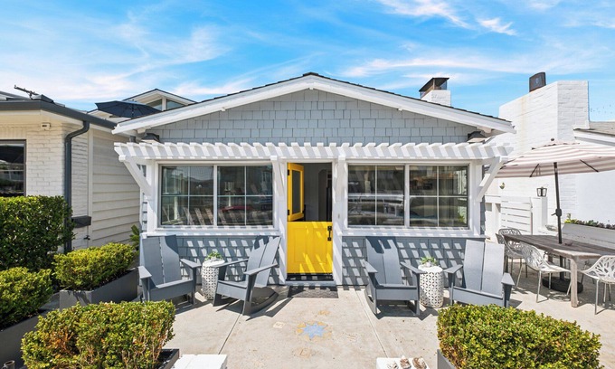 Balboa Island Cottage | Charming Updated Canal Front 3 Bedroom Cottage