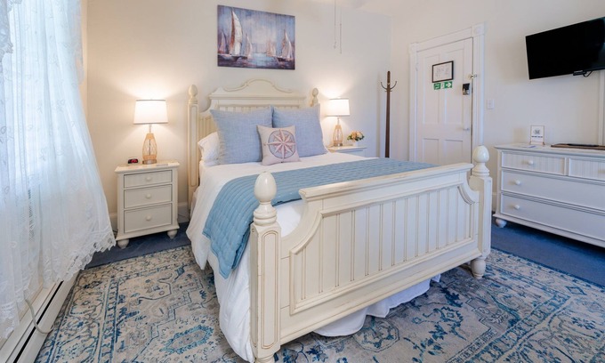 Marblehead Condo | Charming Victorian Lakeside B&B in Marblehead,Ohio