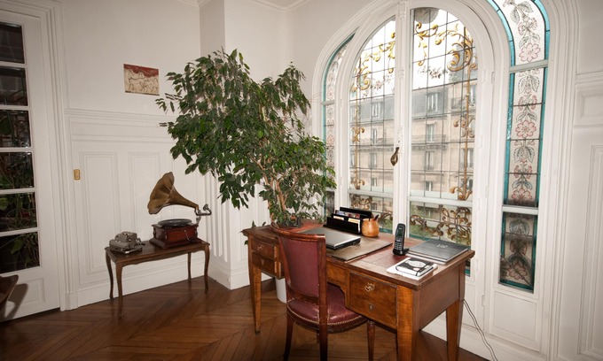 Quartier Saint-Ambroise Apartment | Charming, Well-Appointed Haussmann Flat in Downtown Paris. Mobility lease only