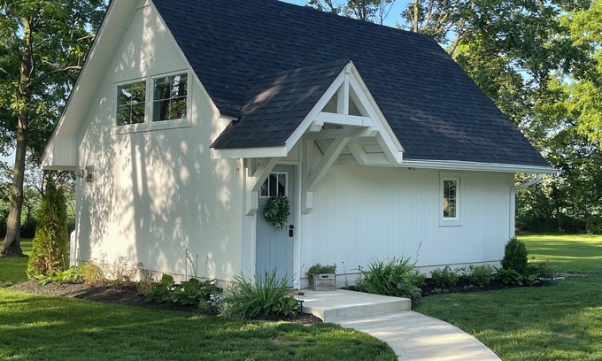 Finly House | Charming White Barn Guesthouse in the country, close to Indianapolis.