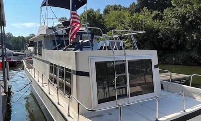 Steele Creek Boat Rental | Charming yacht with AC and WiFi in enchanting Charlotte