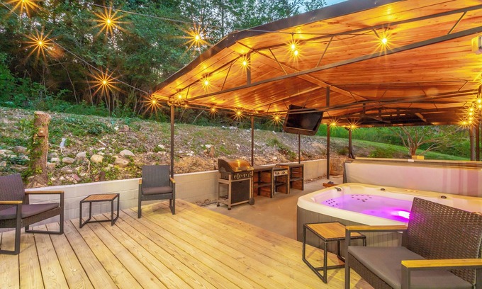 Stuart Heights - Rivermont House | Charming1-level home located minutes from the North Shore with PRIVATE HOT TUB!