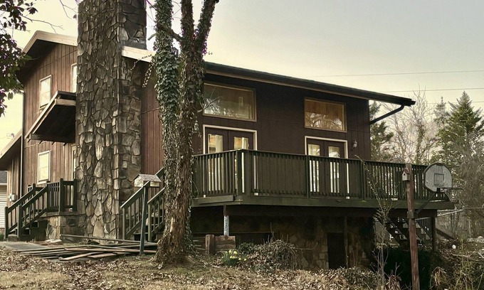 Chatsworth House | Chatsworth Charm Cabin-Influenced House