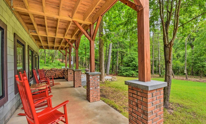 Mountain Rest Cabin | Chauga River Cabin: Pets Welcome!