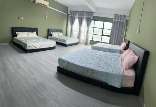 Sibu Apartment | Check In Studio Homestay 12pax 1 Big Room with 4 kingsize 2 single matress Spacious space Super Budget