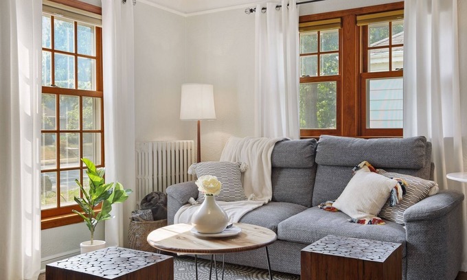 Nokomis House | Cheerful 1 Bedroom Duplex. Sleeps 4. Spacious!