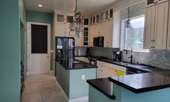 Crockett House | Cheerful 2-bedroom 2-bathroom with deck